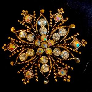 Gold tone brooch with with beautiful diamond looking crystals
